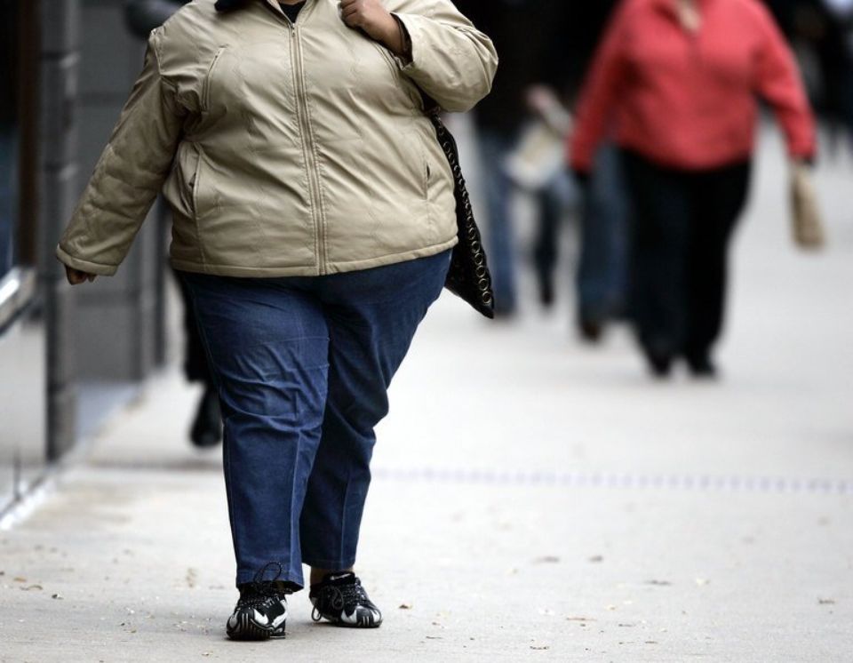 524421 une personne obese