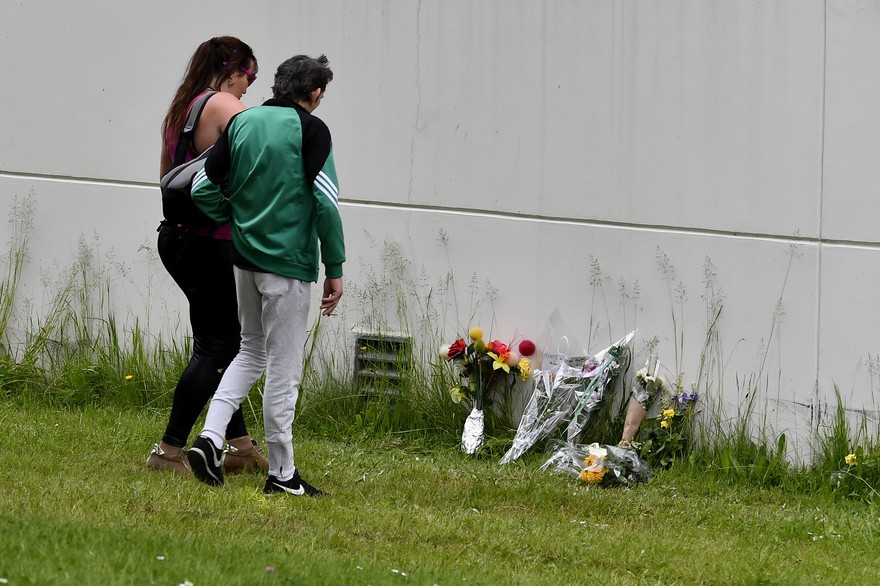 7793482264 des habitants de pau se recueillent la ou un homme de 32 ans a ete battu a mort le 18 mai 2018