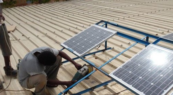 pose des panneaux solaires sur le dispensaire 600x330