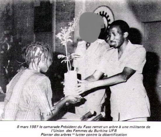 sankara remet un arbre aune militante de lUFB