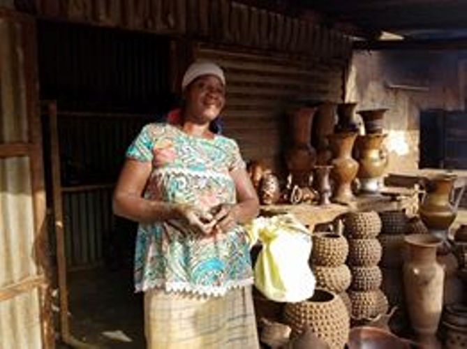 vendeuse de poterie